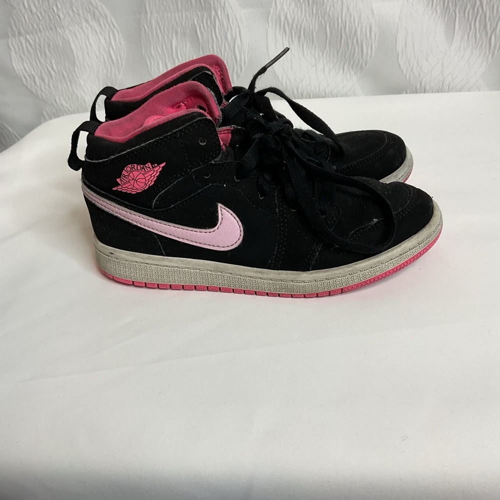 Black and pink Air Jordan's 13 c